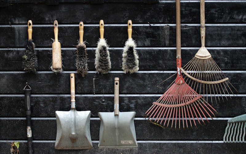 Outils de jardinage professionnels alignés