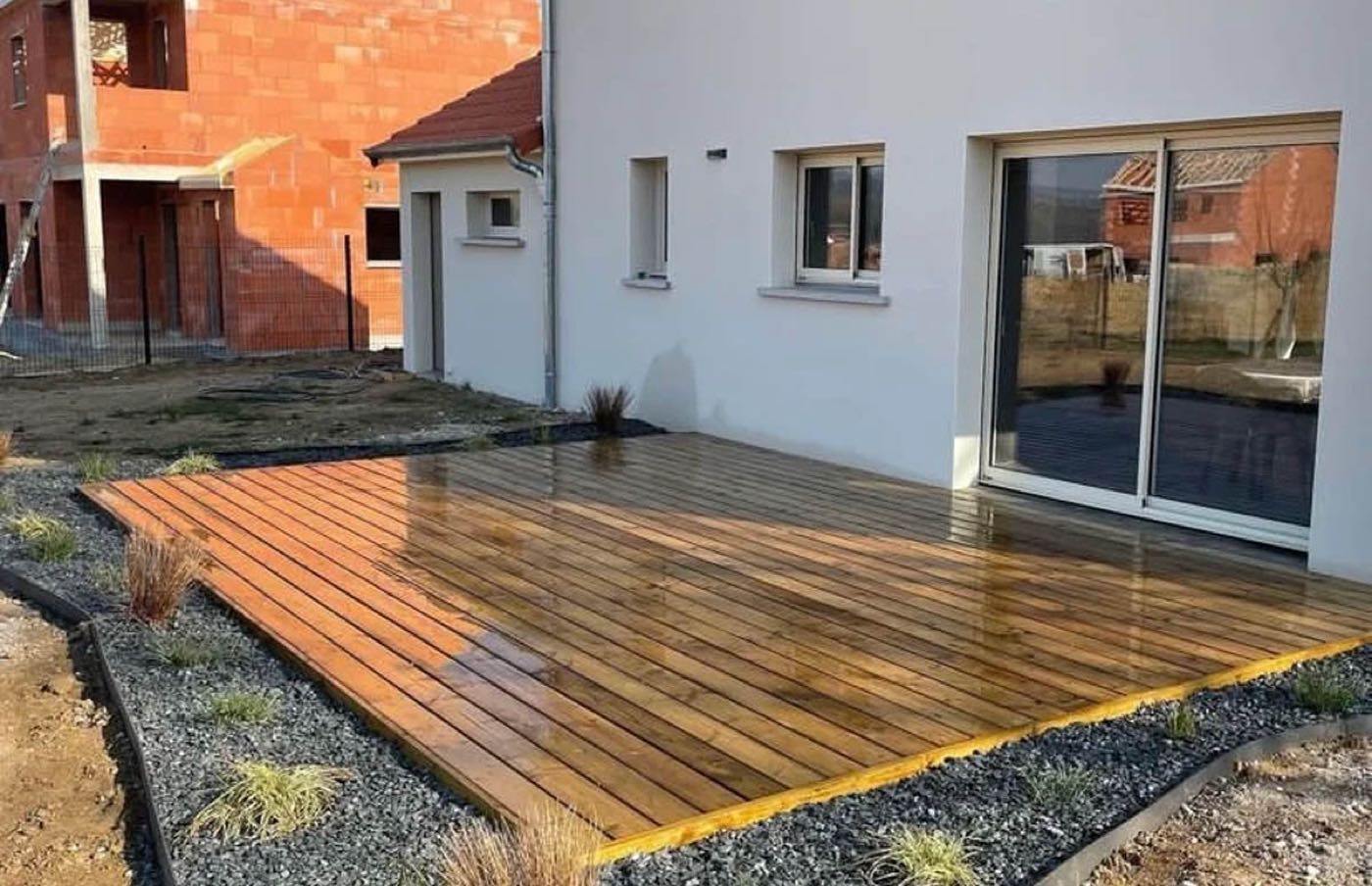 Création d'une terrasse en bois — Plantation