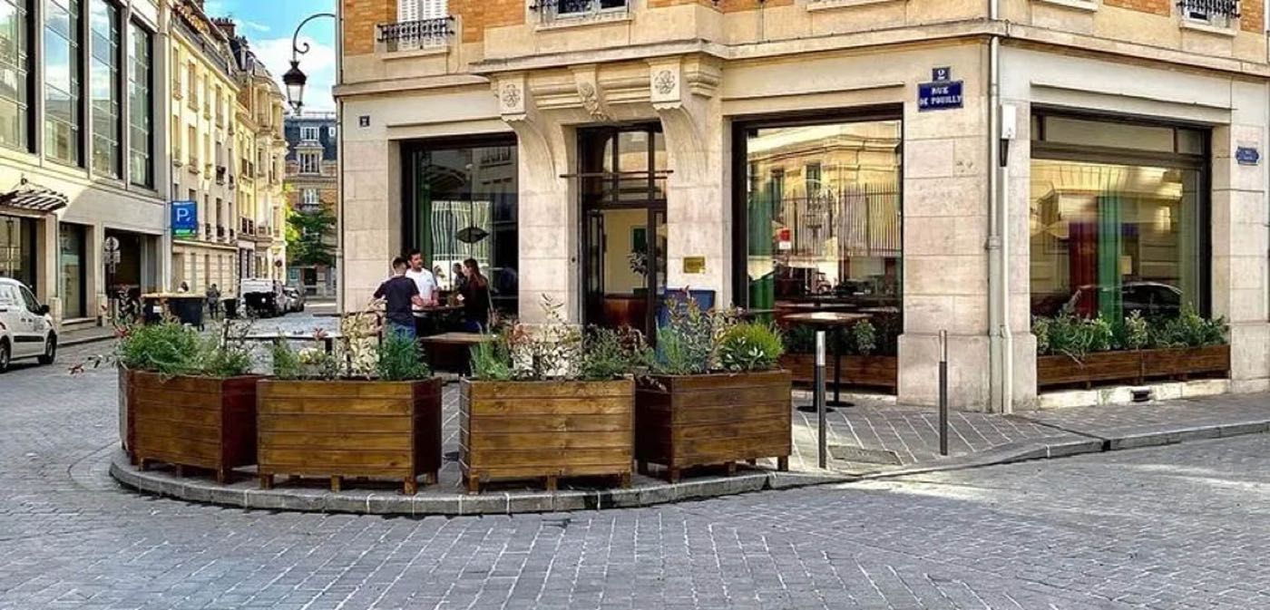 Jardinières bois sur mesure pour un restaurant — Plantation
