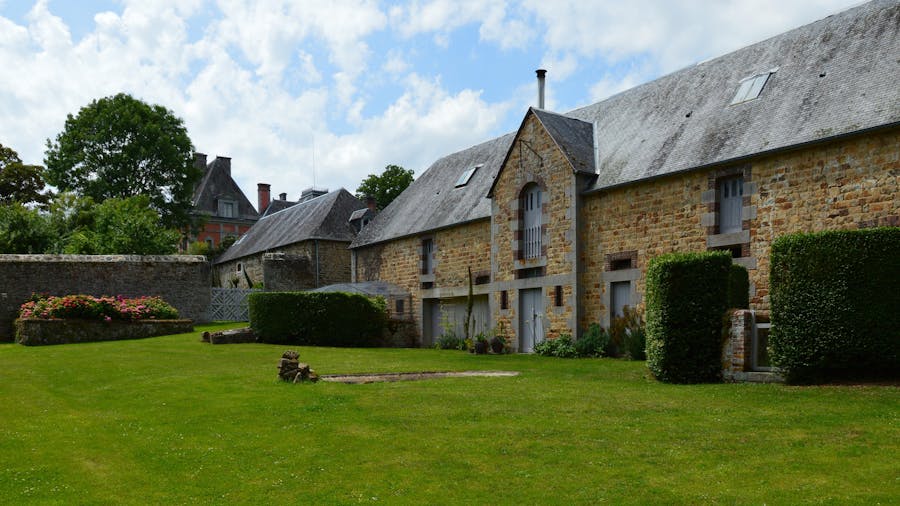 Maison régionale en pierre avec jardin traditionnel