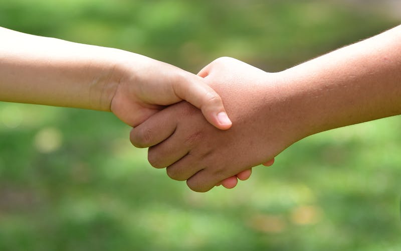 Poignée de main scellant un accord de confiance